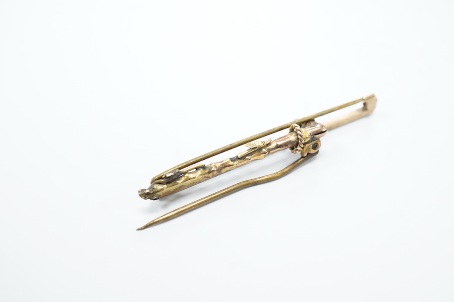 A group of gold jewellery, comprising: a 9ct gold bracelet of twisted curb linking, suspending a George V sovereign coin pendant dated 1912, bracelet with British hallmarks, gross weight approximately 16.5 grams; a 9ct g